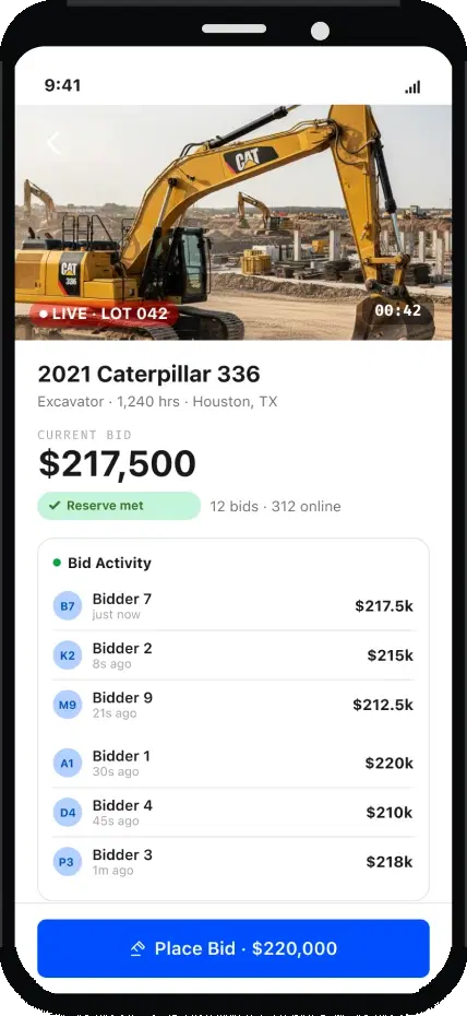 Subastador con un megafono en una subasta de equipos al aire libre — mobile